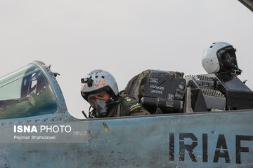 بمباران اهداف تعیین شده در یازدهمین رزمایش اقتدار هوایی فداییان حریم ولایت بمباران اهداف تعیین شده در یازدهمین رزمایش اقتدار هوایی فداییان حریم ولایت