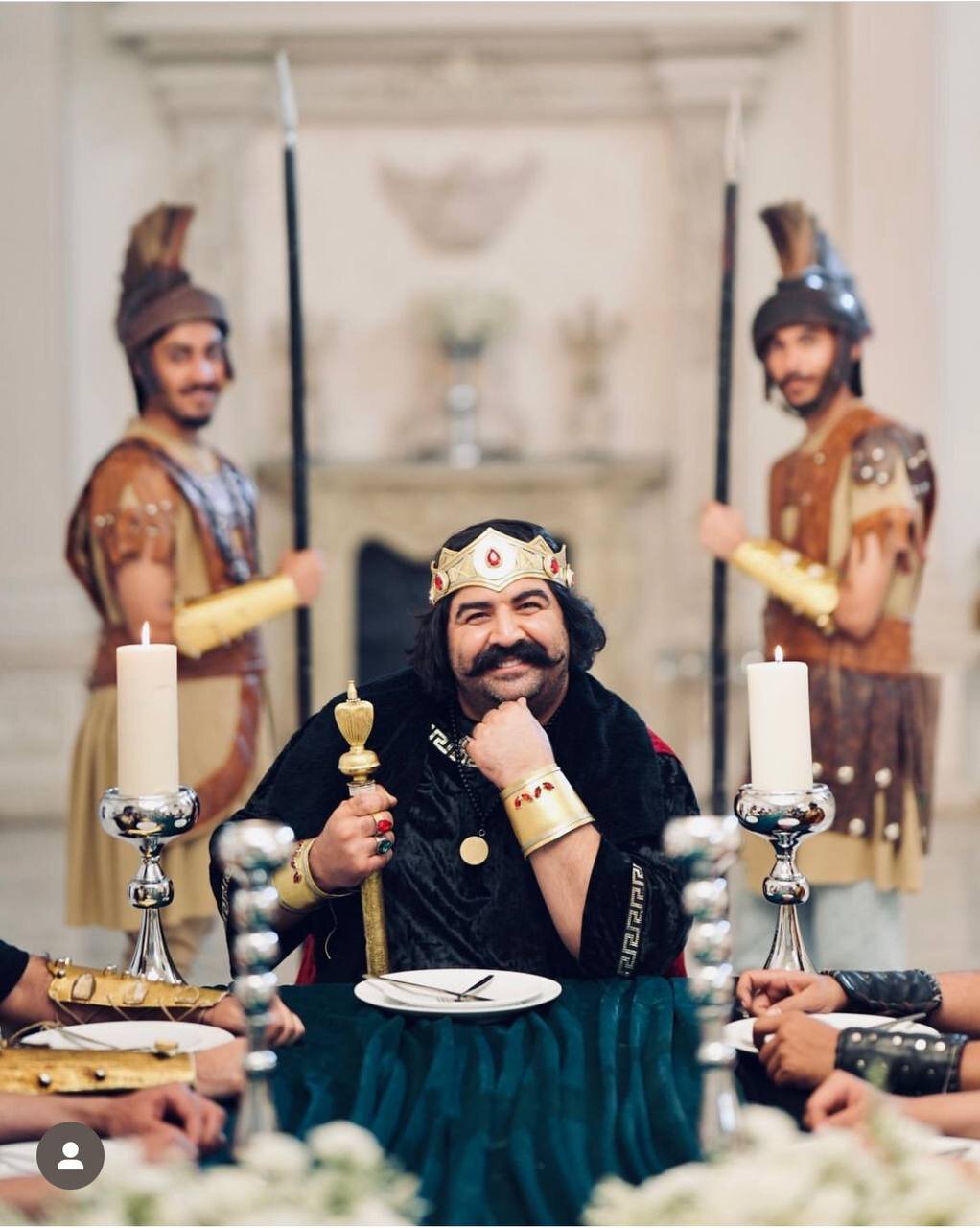 عکس | خواننده پاپ مشهور تاج بر سر گذاشت؛ رونمایی از استایل رومی!