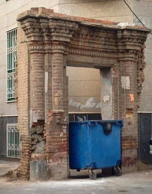 واکنش یک استاد دانشگاه به این تصویر جالب در قلب تهران؛ «من حاضرم با حقوق ناچیزم این سر در را بازسازی کنم»