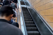ببینید | ویدیویی تامل‌برانگیز از خرابی پله‌های برقی در ایستگاه مترو میدان فردوسی