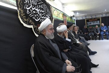 اشک‌های حسن روحانی در مراسم عزاداری امام حسین(ع)