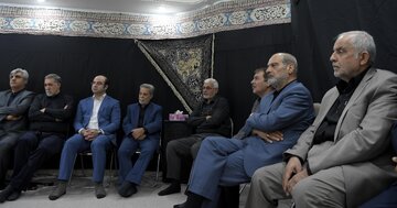 اشک‌های حسن روحانی در مراسم عزاداری امام حسین(ع)