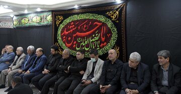 اشک‌های حسن روحانی در مراسم عزاداری امام حسین(ع)