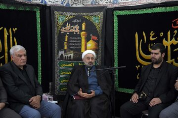 اشک‌های حسن روحانی در مراسم عزاداری امام حسین(ع)