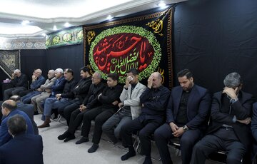 اشک‌های حسن روحانی در مراسم عزاداری امام حسین(ع)