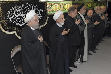 اشک‌های حسن روحانی در مراسم عزاداری امام حسین(ع)