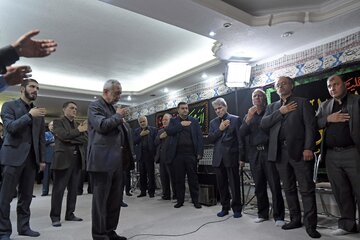 اشک‌های حسن روحانی در مراسم عزاداری امام حسین(ع)