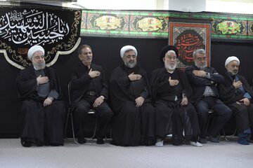 اشک‌های حسن روحانی در مراسم عزاداری امام حسین(ع)