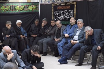 اشک‌های حسن روحانی در مراسم عزاداری امام حسین(ع)