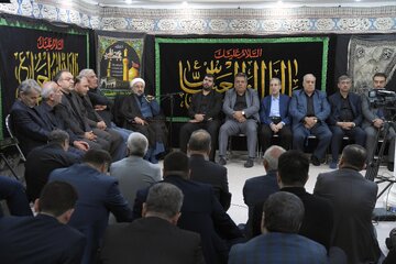 اشک‌های حسن روحانی در مراسم عزاداری امام حسین(ع)