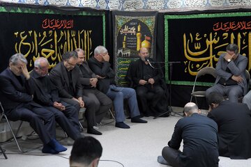اشک‌های حسن روحانی در مراسم عزاداری امام حسین(ع)