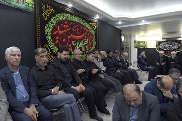 اشک‌های حسن روحانی در مراسم عزاداری امام حسین(ع)