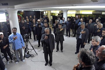 اشک‌های حسن روحانی در مراسم عزاداری امام حسین(ع)