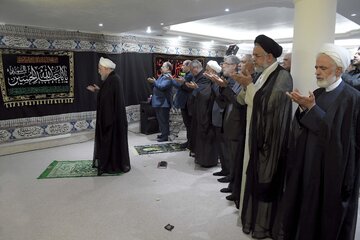 اشک‌های حسن روحانی در مراسم عزاداری امام حسین(ع)