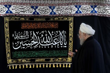 اشک‌های حسن روحانی در مراسم عزاداری امام حسین(ع)