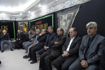 اشک‌های حسن روحانی در مراسم عزاداری امام حسین(ع)