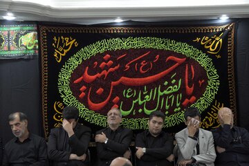 اشک‌های حسن روحانی در مراسم عزاداری امام حسین(ع)