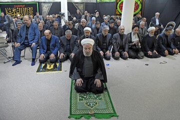 اشک‌های حسن روحانی در مراسم عزاداری امام حسین(ع)