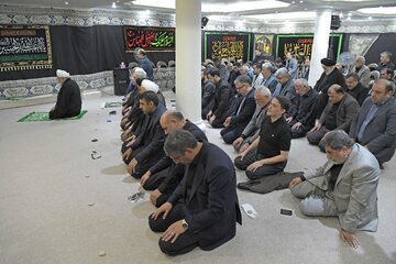 اشک‌های حسن روحانی در مراسم عزاداری امام حسین(ع)