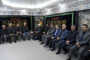 اشک‌های حسن روحانی در مراسم عزاداری امام حسین(ع)