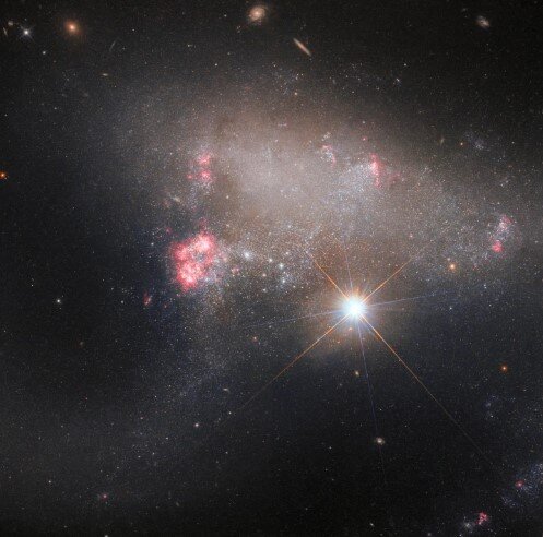 تصویر درخشان تلسکوپ هابل از یک کهکشان نامنظم