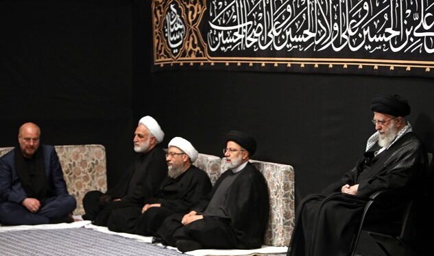 تصاویری از  اولین شب عزاداری حضرت اباعبدالله الحسین (ع) با حضور رهبر انقلاب