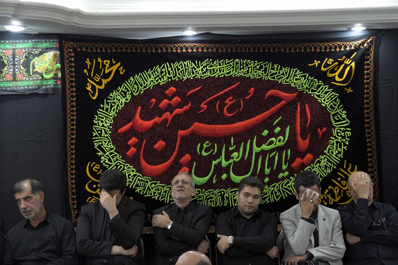 اشک های حسن روحانی برای ابا عبدالله حسین (ع)