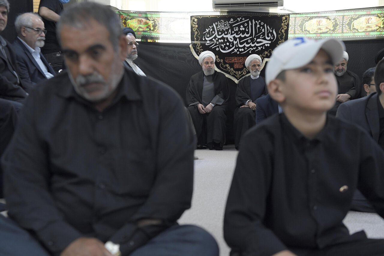 اشک های حسن روحانی برای ابا عبدالله حسین (ع)