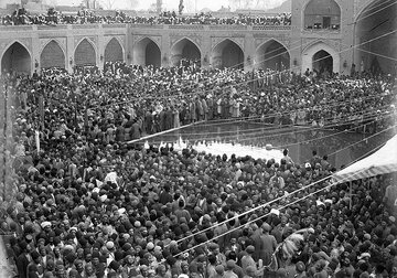 حضور زنان و مردان در مراسم روضه‌خوانی دوران قاجار / عکس