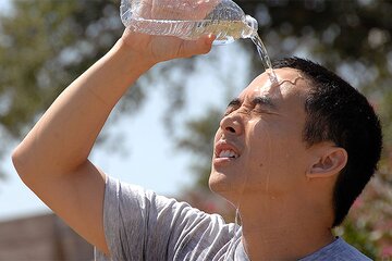 در روزهای گرم سال چگونه خنک بمانیم؟/ ۵ ترفند برای آبرسانی و کاهش دمای بدن در روزهای گرم سال چگونه خنک بمانیم؟/ ۵ ترفند برای آبرسانی و کاهش دمای بدن
