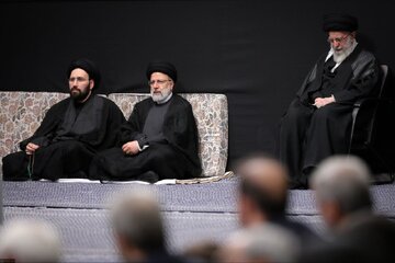 عکسی از سیدعلی خمینی در مراسم عزاداری ایام محرم در حسینیه امام خمینی