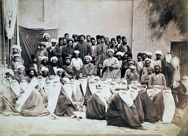 حضور زنان و مردان در مراسم روضه‌خوانی دوران قاجار/ عکس