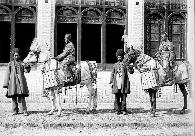 حضور زنان و مردان در مراسم روضهخوانی دوران قاجار/ عکس