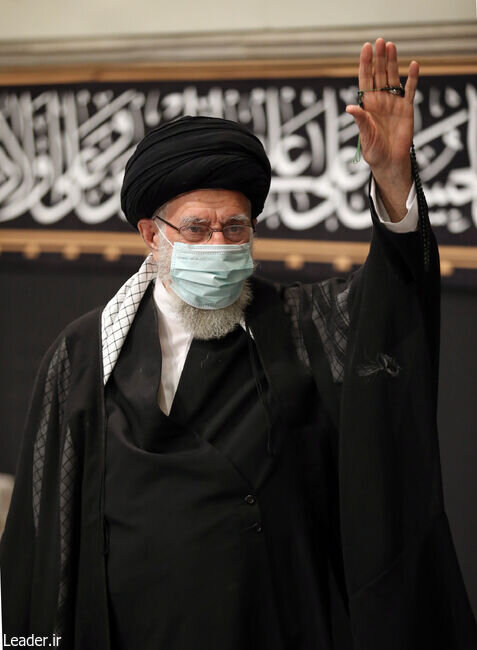 تصاویری از عزاداری شب هشتم محرم و توسل به حضرت علیاکبر علیهالسلام با حضور رهبر انقلاب