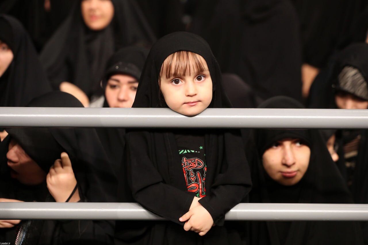 تصاویری از عزاداری شب هشتم محرم و توسل به حضرت علیاکبر علیهالسلام با حضور رهبر انقلاب