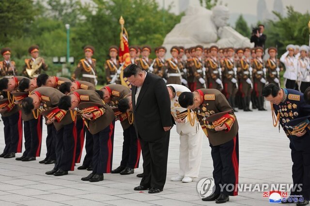 ادای احترام اون به سربازان کشته شده در جنگ کره/عکس