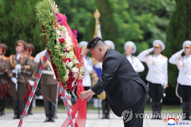 ادای احترام اون به سربازان کشته شده در جنگ کره/عکس