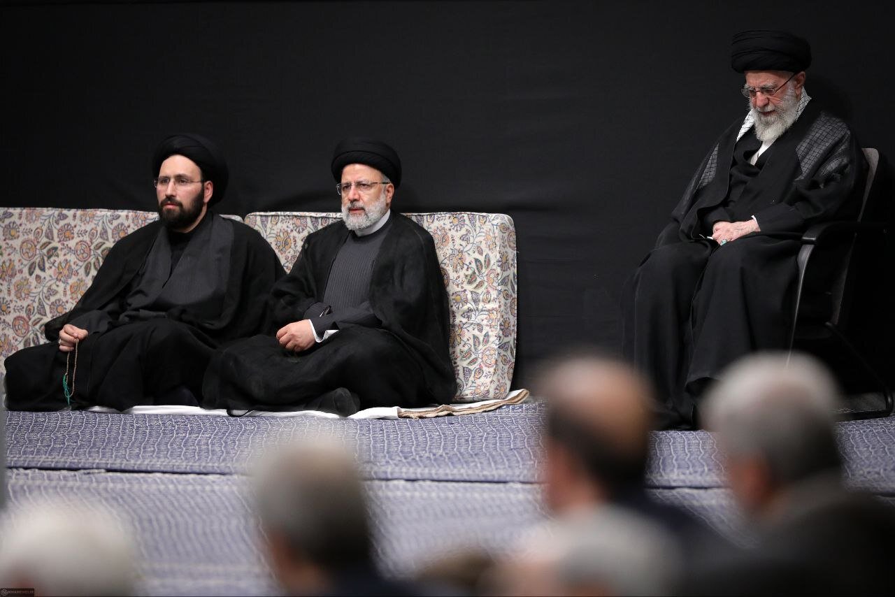 عکسی از سیدعلی خمینی در مراسم عزاداری در حسینیه امام خمینی
