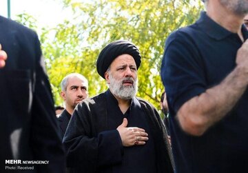 سینه زنی رئیسی در جمع عزاداران حسینی در مصلی دانشگاه تهران / +عکس