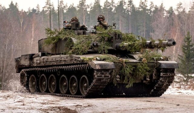 رونمایی از تانکهای انگلیسی برای میدان نبرد اوکراین/ عکس