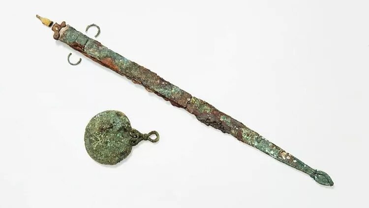 رازگشایی از معمای گور باستانی ۲ هزار ساله با شمشیر و آینه/ عکس