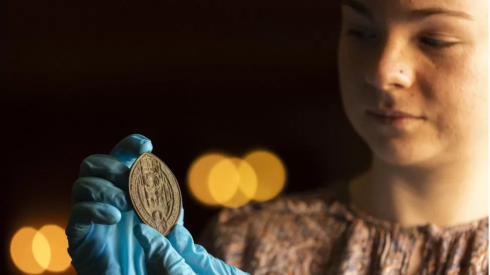 کشف مهر ۵۰۰ ساله در بریتانیا که گناهکاران را مستقیم به بهشت میفرستد/ عکس