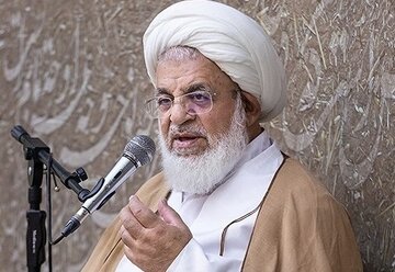 امام جمعه یزد: عدهای در مجالس روضه لباسهای آنچنانی میپوشند، می خواهند قداست این مراسم را از بین ببرند / کم کاری را به نام دین نگذارید