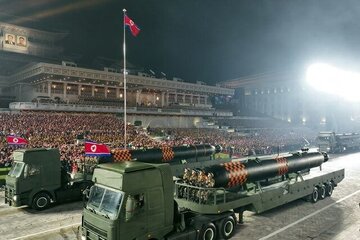 کره شمالی از زیردریایی هسته‌ای بدون سرنشین رونمایی کرد/عکس