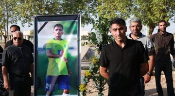 عکس| ملیپوش پرسپولیسی در مراسم خاکسپاری بازیکن نفت عکس| ملیپوش پرسپولیسی در مراسم خاکسپاری بازیکن نفت