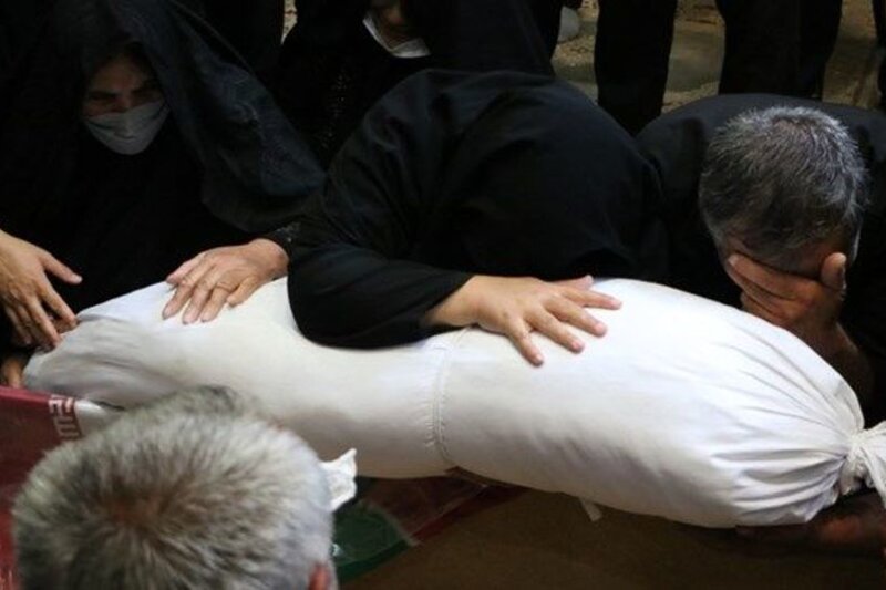 ببینید | لحظه جان‌سوز به آغوش کشیدن پیکر مطهر شهید پس از 40 سال توسط پدر و مادرش