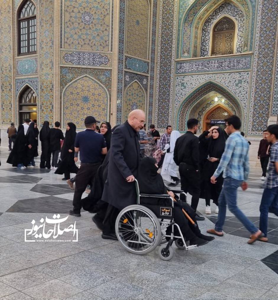 عکس | تصویری جالب از قالیباف؛ امروز در حرم امام رضا (ع) در حال خدمت به یک زن مسن