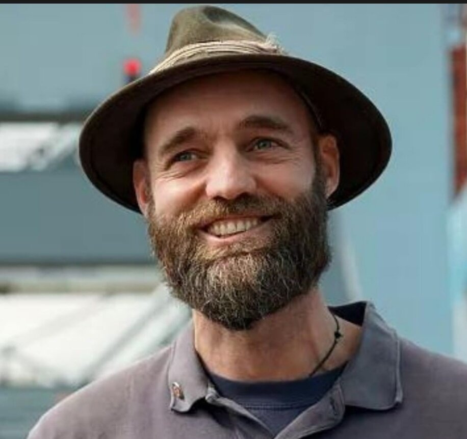 این مرد دور دنیا را بدون پرواز سفر کرد/ عکس