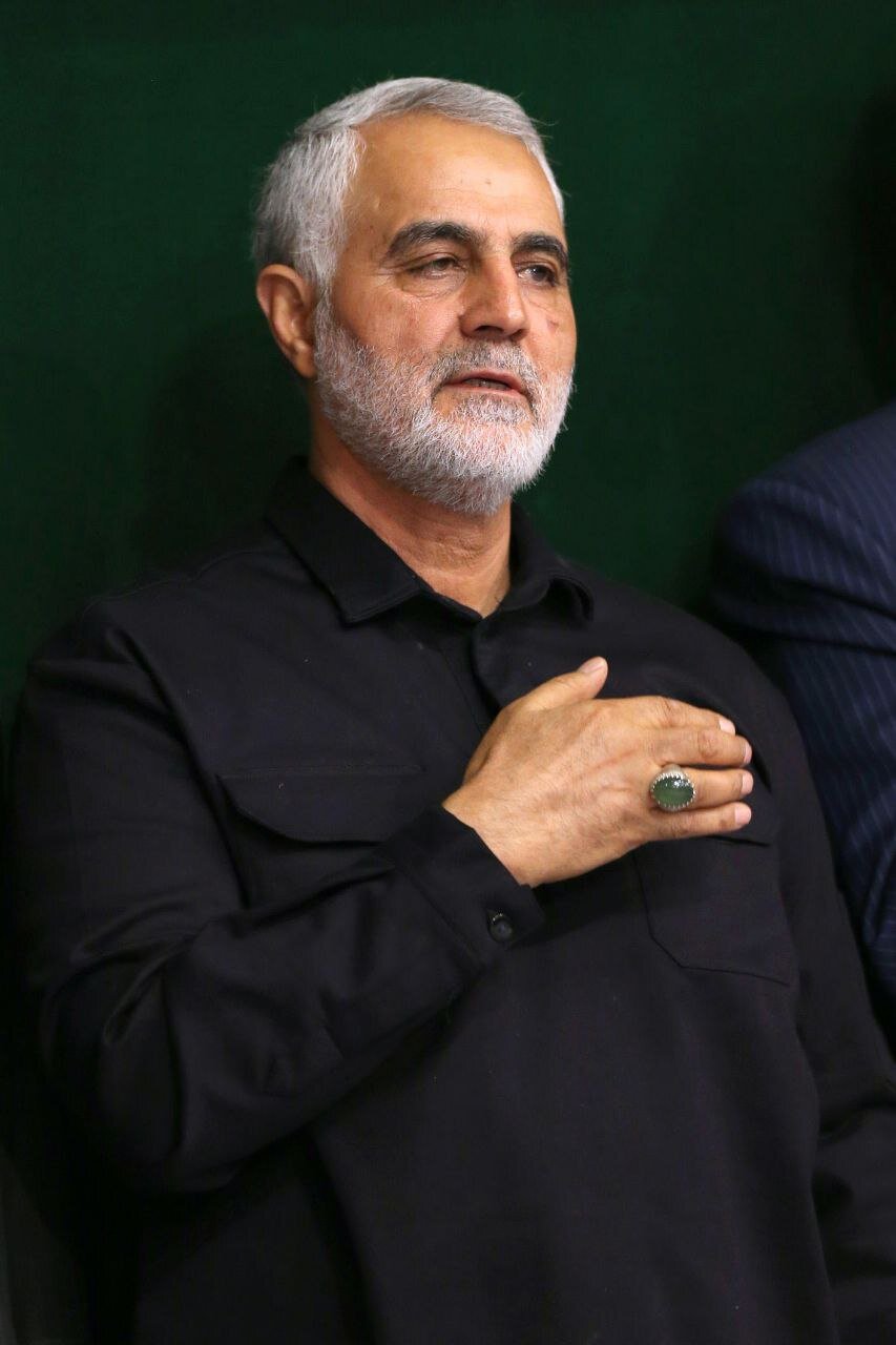 قاب عکس شهید سلیمانی در کنار رهبر انقلاب