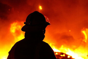 عکس | غم‌وغصه پلیس جوان از شرایط یک خانواده کشاورز در حین آتش‌سوزی!
